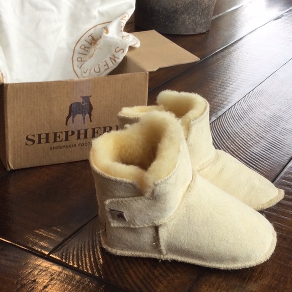 Toddler shearling boots. Worn once. Shepherd of Sweden Boras sheepskin slippers - Picture 4 of 4